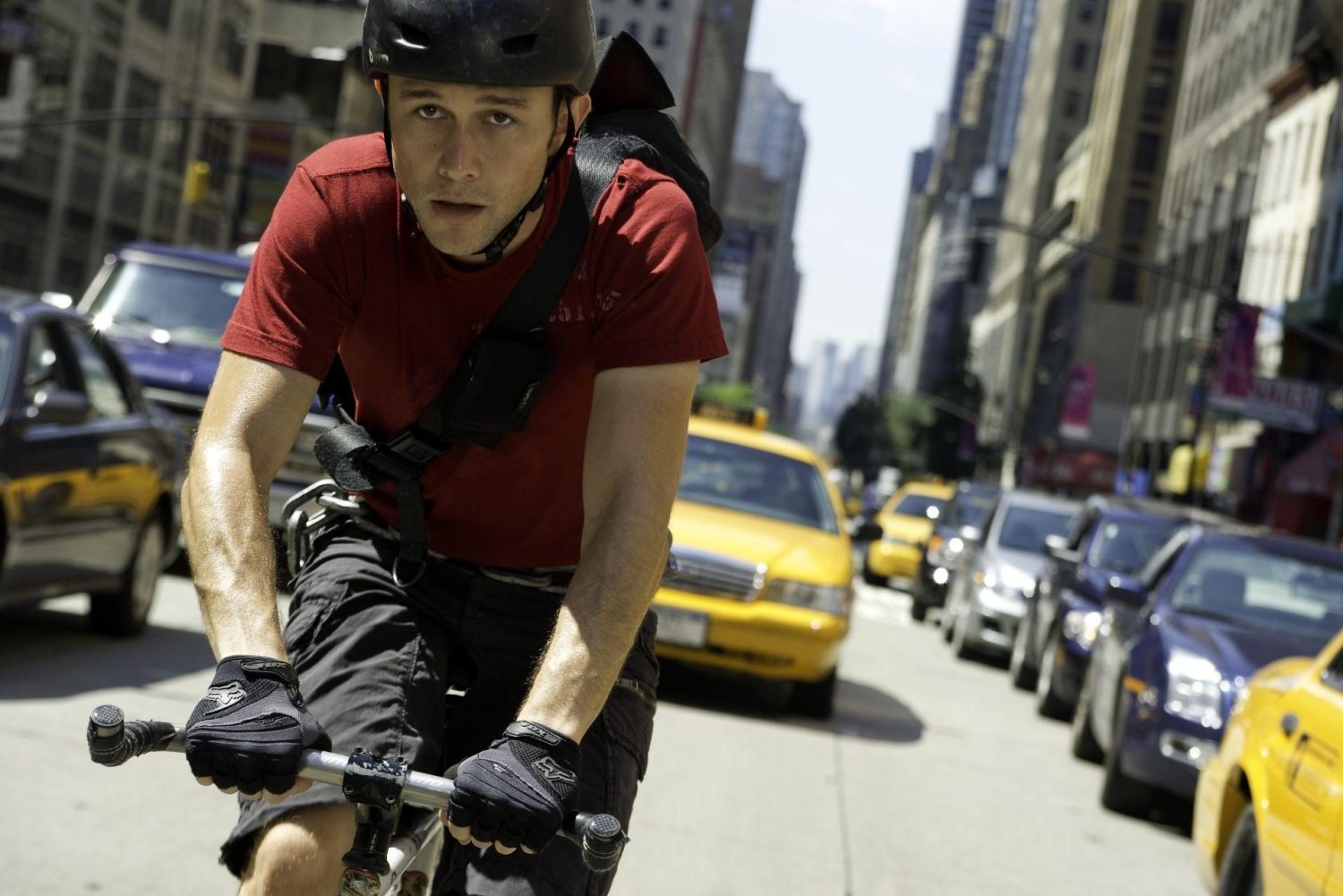 Un hombre en bicicleta recorre las calles de la ciudad de Nueva York.