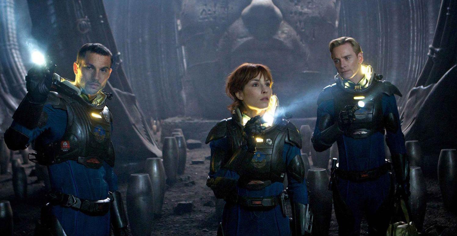 Três astronautas estão em uma área abandonada em Prometheus.