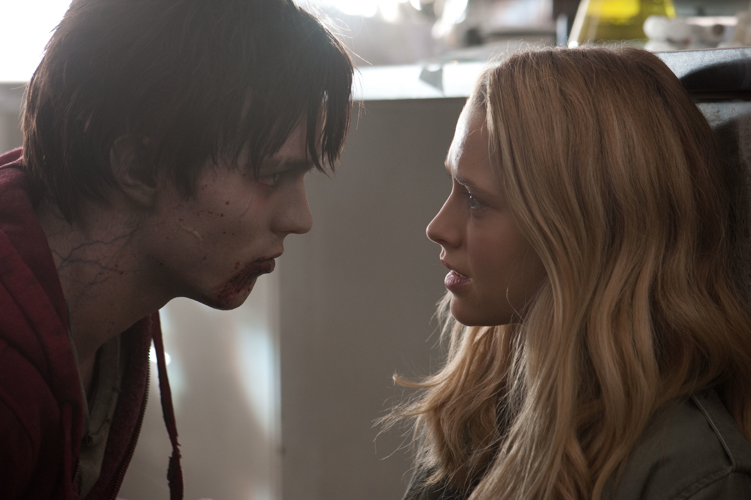 Nicholas Hoult y Teresa Palmer en "Cuerpos cálidos".