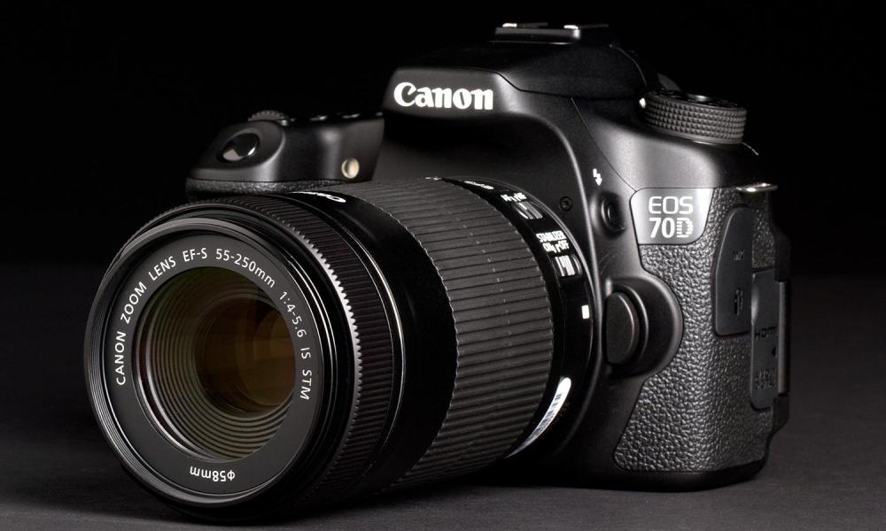 Canon EOS 70D front left angle