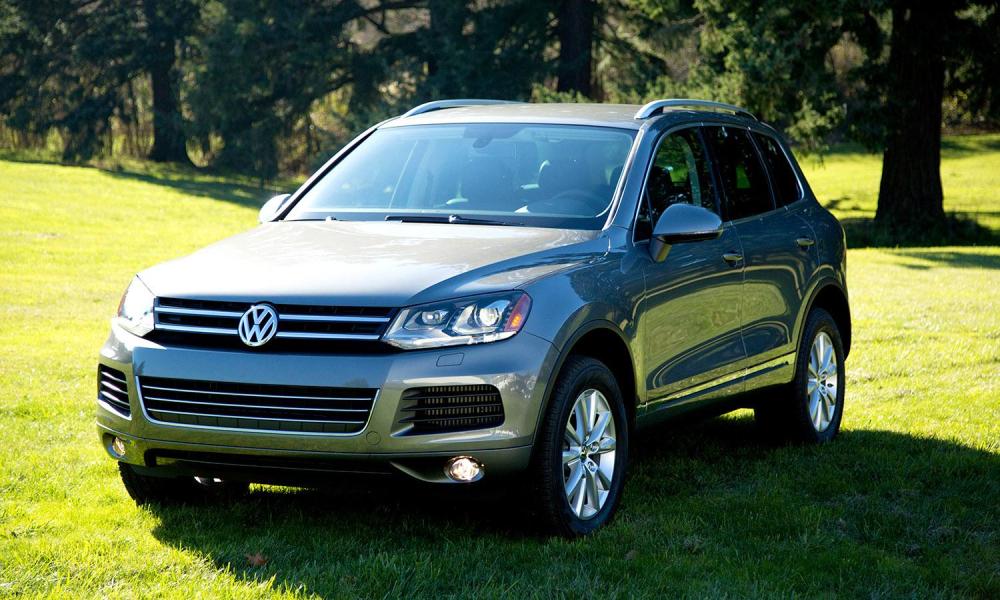 2014 Volkswagen Touareg TDI front right angle