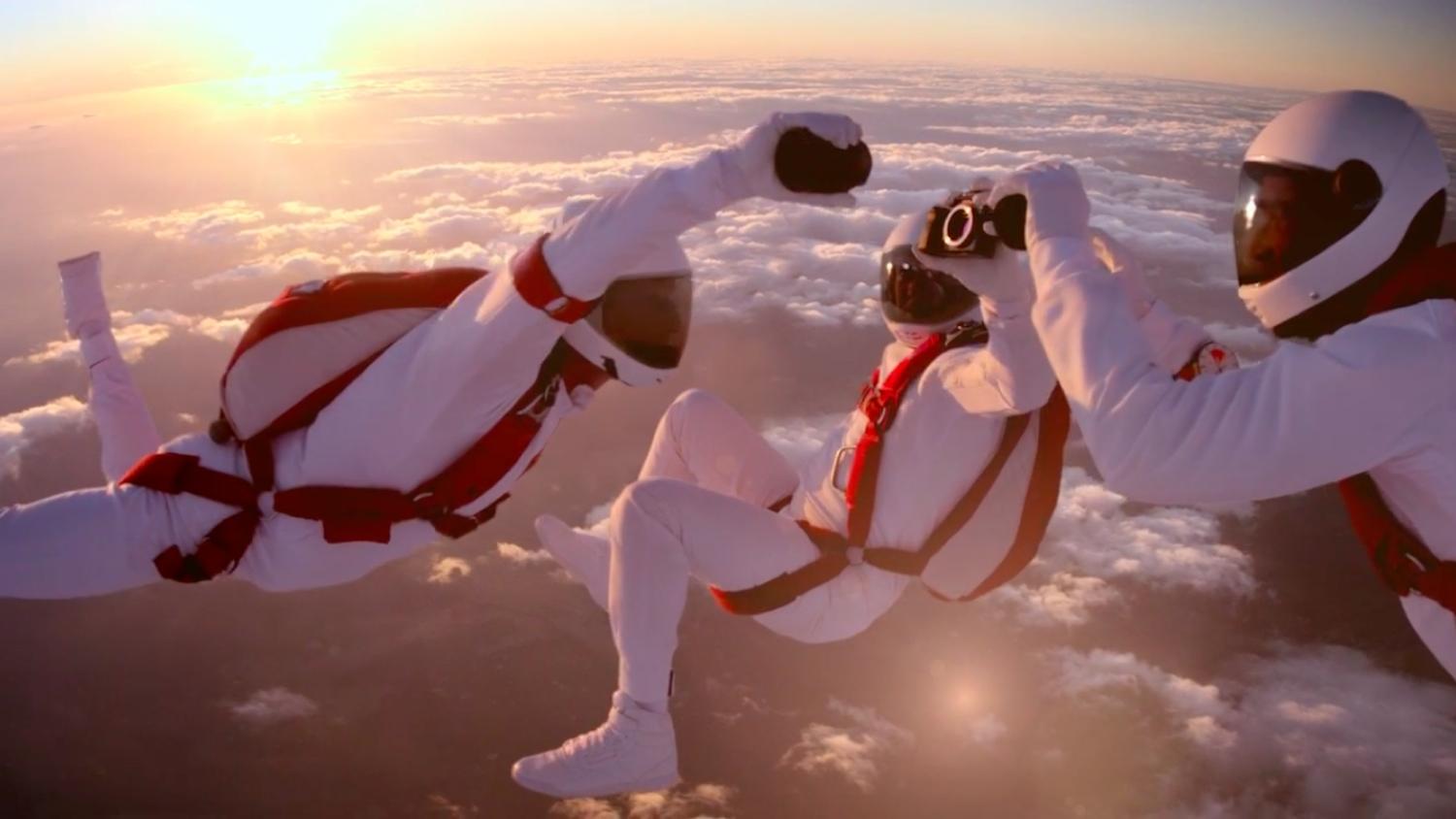 epic sony ad shows skydivers changing lens of alpha a7r in midair change