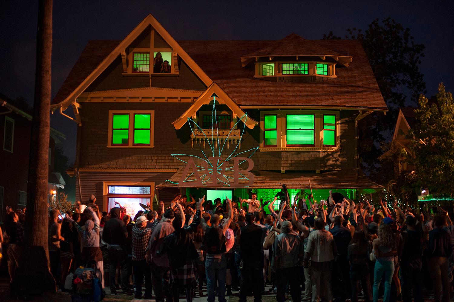 Frat House From Zac Efron Movie 'Neighbors' Hits the Market