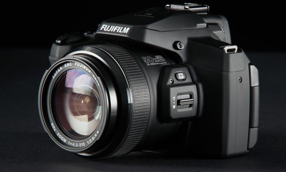 Fujifilm FinePix S1 front left angle