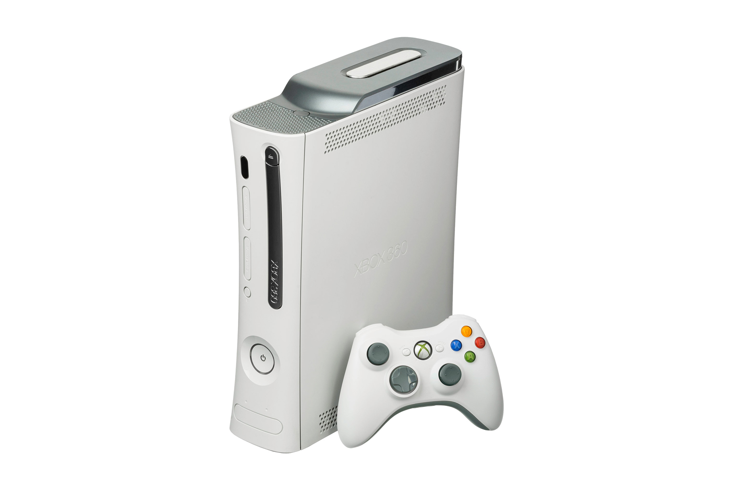 Xbox 360 стоит на белом фоне.