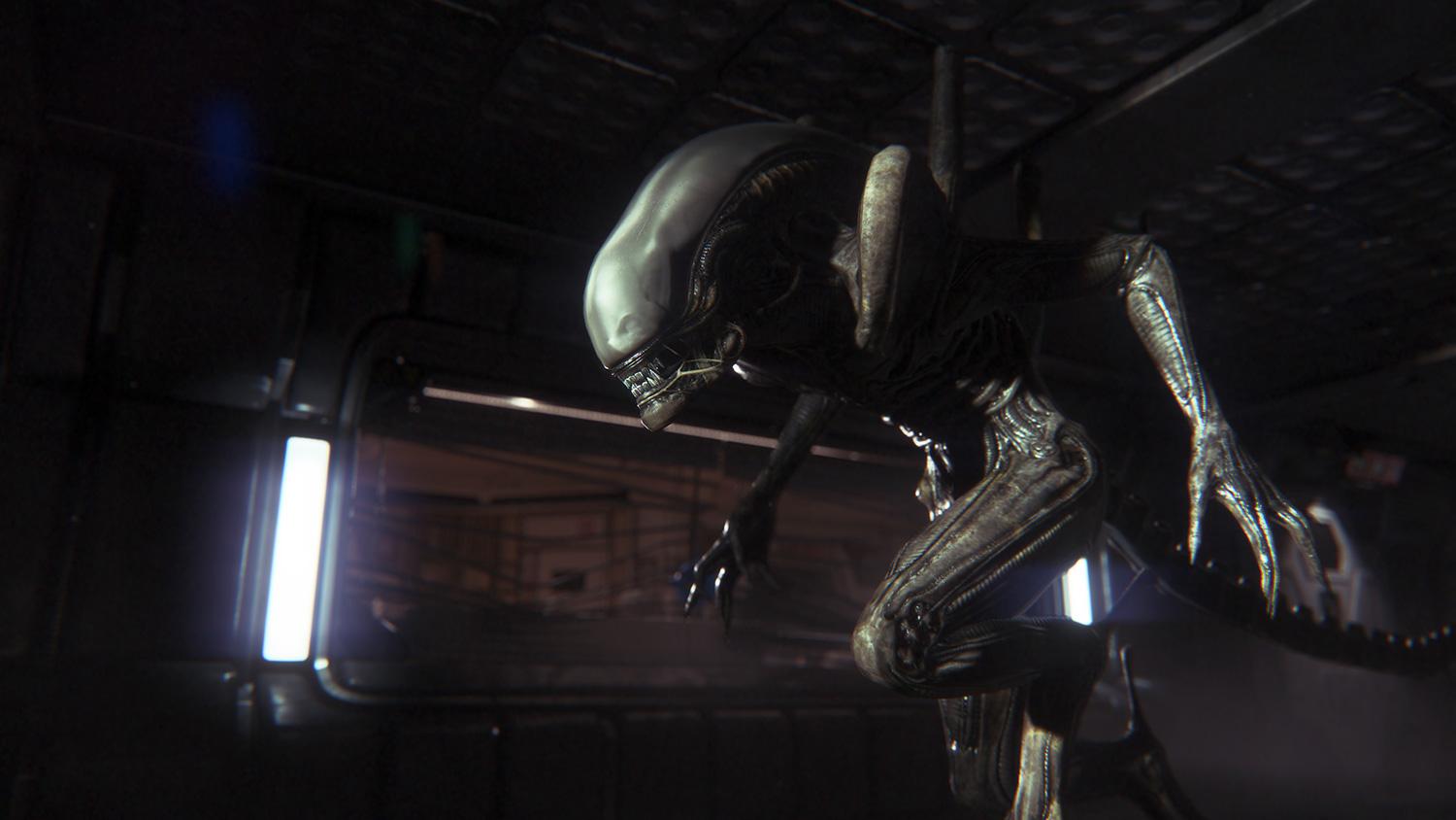 A Xenomorph runs down a hallway in Alien Isolation.