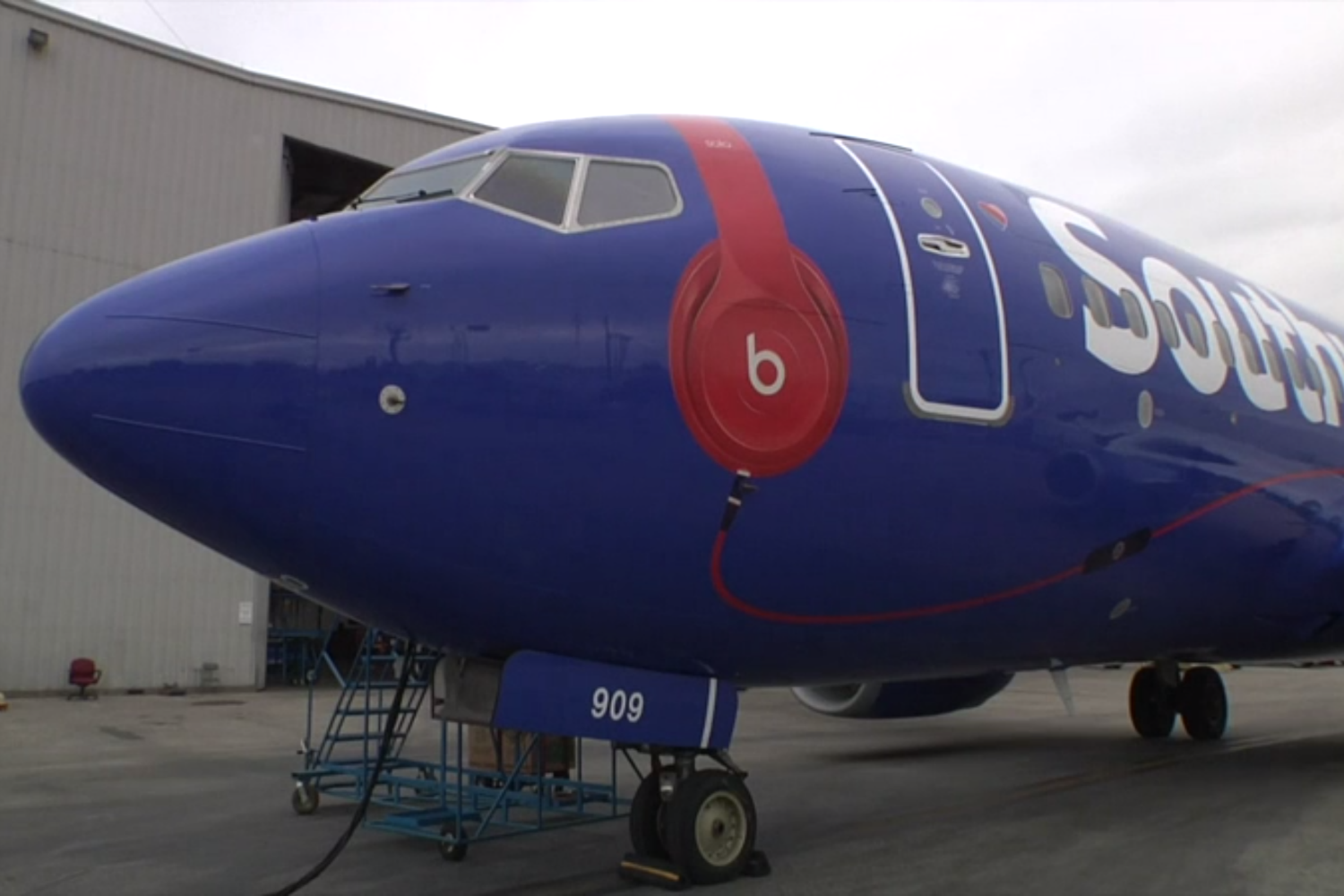 beats jets southwest airlines adds music flight services