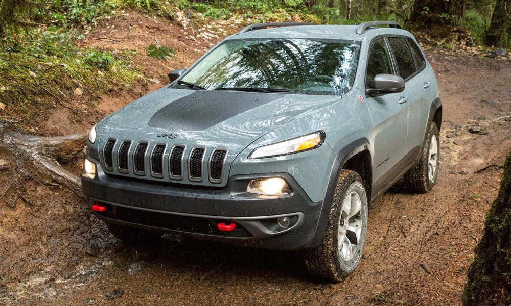 2015 Jeep Cherokee Trailhawk front angle 4