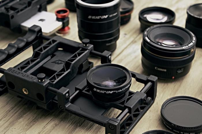 Beastgrip Pro Lets You Swap Lenses On Any Smartphone 