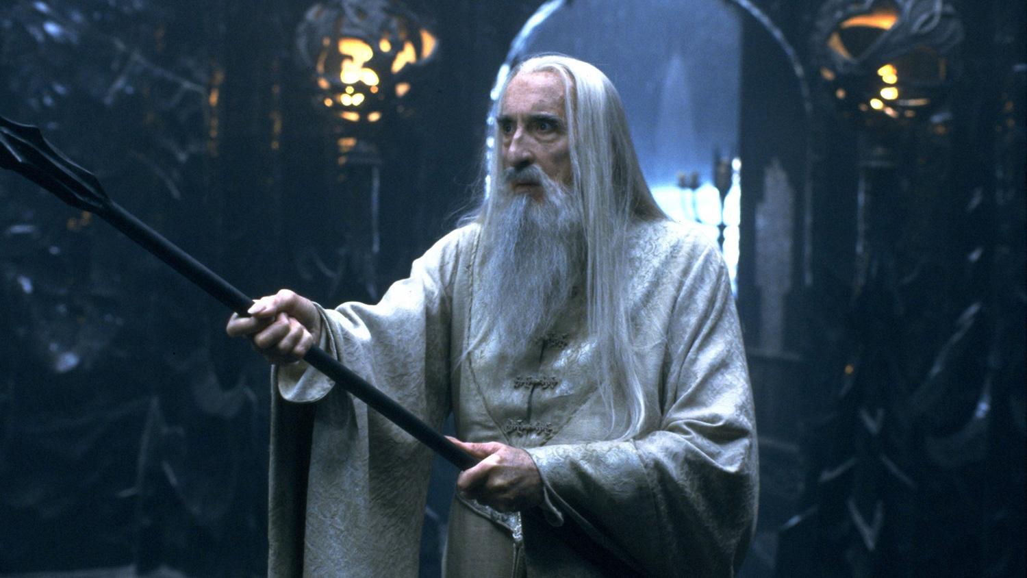 Saruman apuntando con su bastón en El Señor de los Anillos.