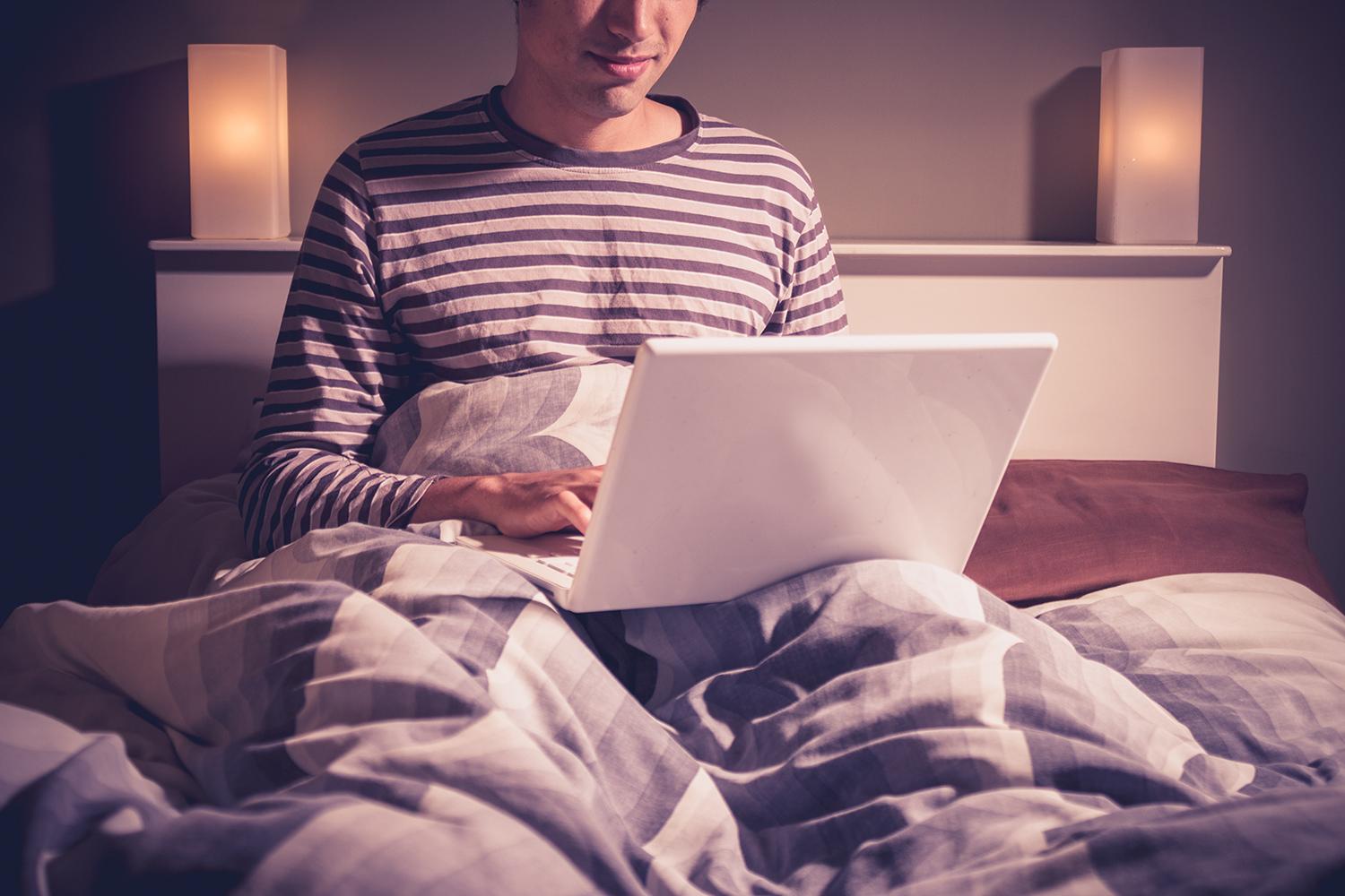 zijde Leraar op school goedkeuren What Happens If You Use Your Laptop In Bed? We Tested | Digital Trends