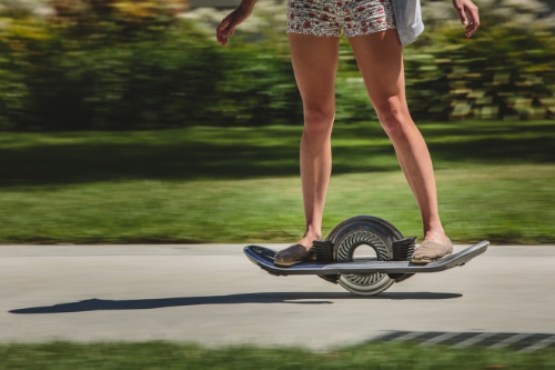 velfærd service alien This mono-wheel skateboard boasts LED runner lights and built-in Bluetooth  speakers | Digital Trends