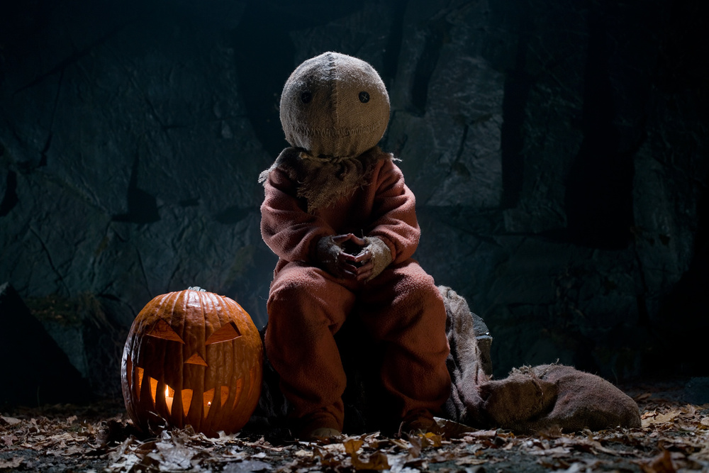 Une image de Sam, le sinistre personnage portant un sac du film Trick 'r Treat.