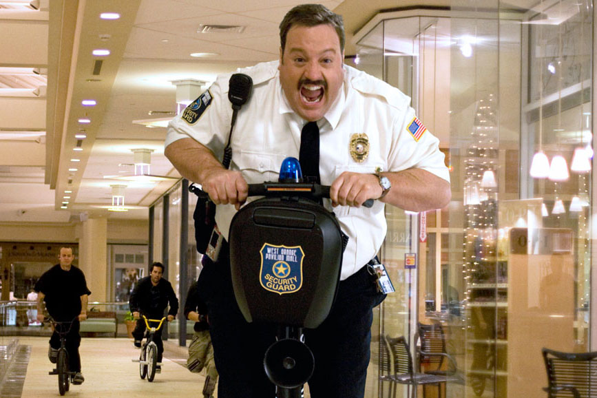 Kevin James anda de segway em Paul Blart: Mall Cop.