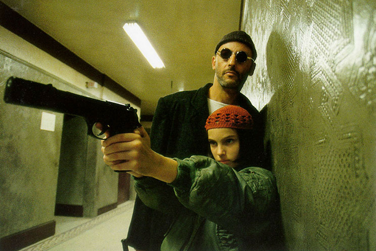 Jean Reno bringt einem Mädchen in „Leon The Professional“ das Schießen mit einer Waffe bei.