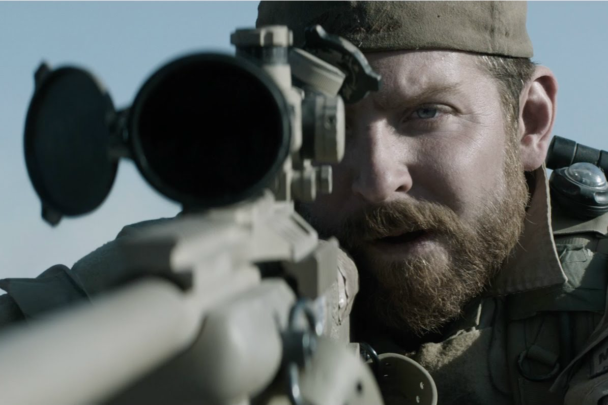 Bradley Cooper apunta con un arma a American Sniper.