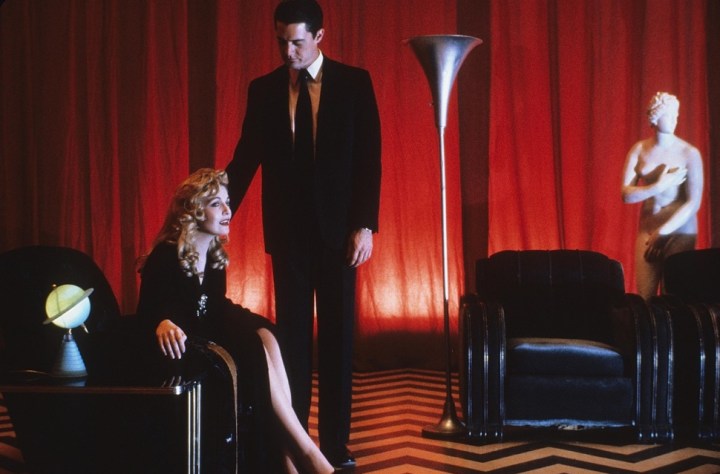 Een scène met een vrouw en een man in een kamer in Twin Peaks.