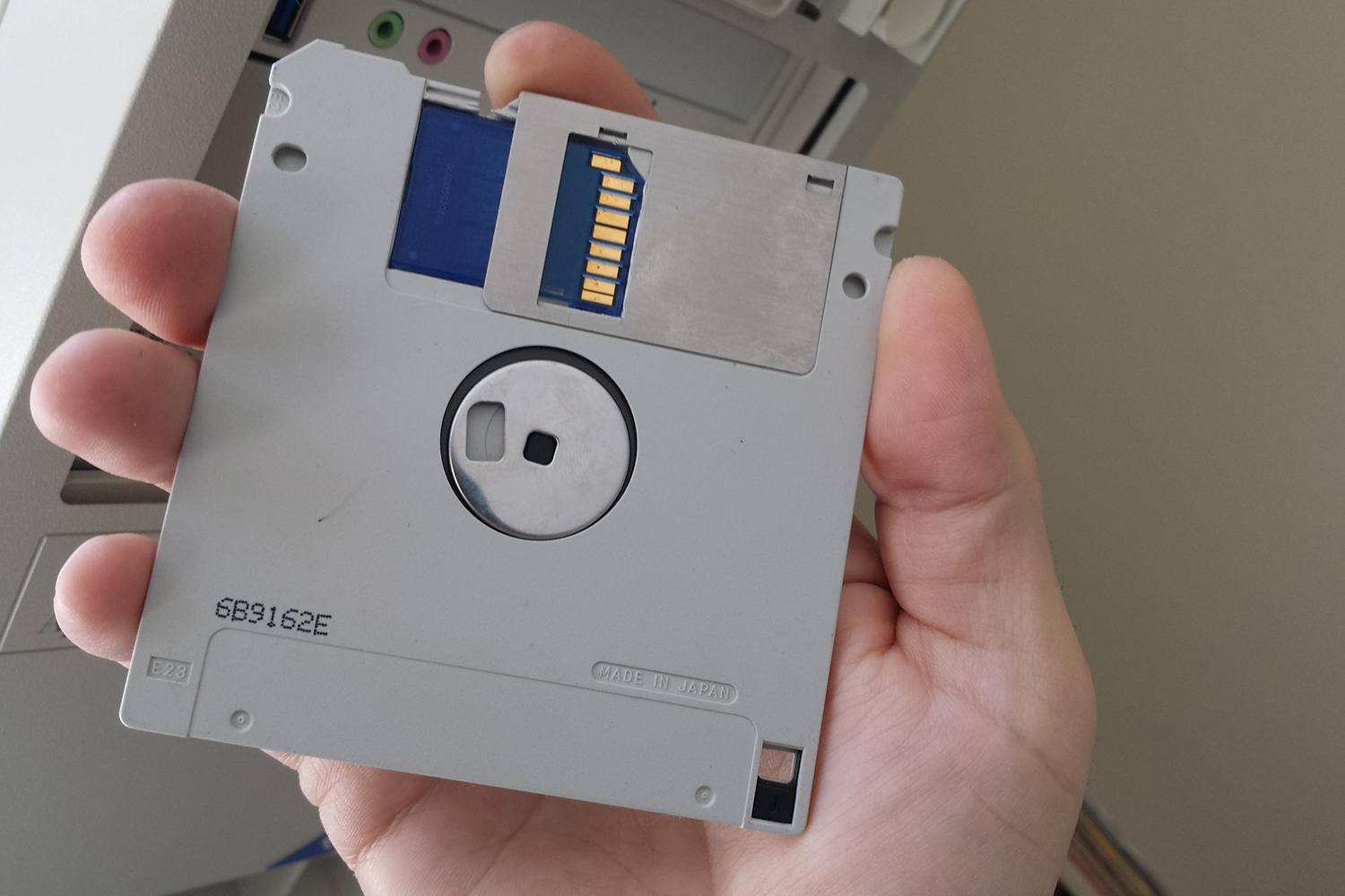 Modder Creates 128GB Floppy Disk To Go With Retro Case Mod | Digital Trends