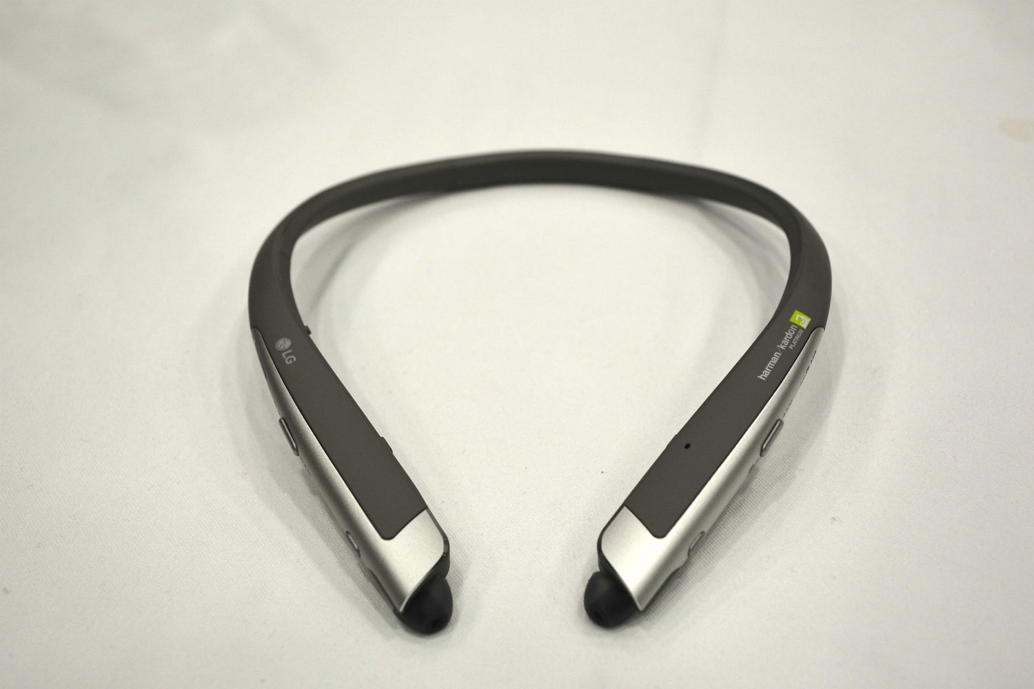 lg tone platinum bluetooth headphones hands on 5