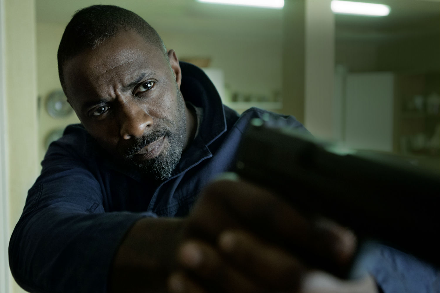 Idris Elba pointe une arme dans The Take.