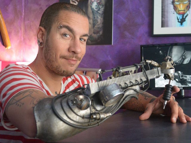 Artist With One Arm Inks Clients With Tattoo Gun Prosthetic | HuffPost Good  News