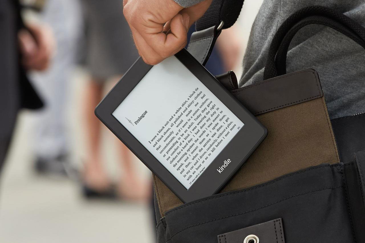 Amazon Kindle in der Hand gehalten
