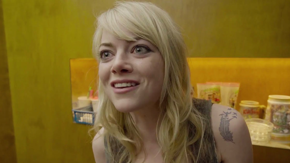 Emma Stone como Sam rindo zombeteiramente em Birdman.