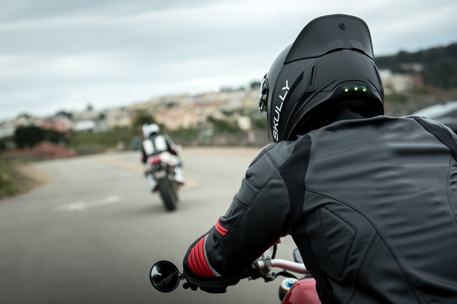 Фото мотоциклистов в шлемах с мотоциклом