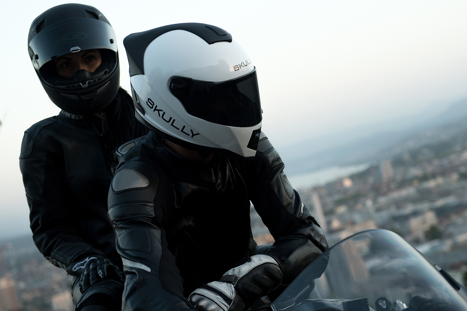 Фото мотоциклистов в шлемах с мотоциклом