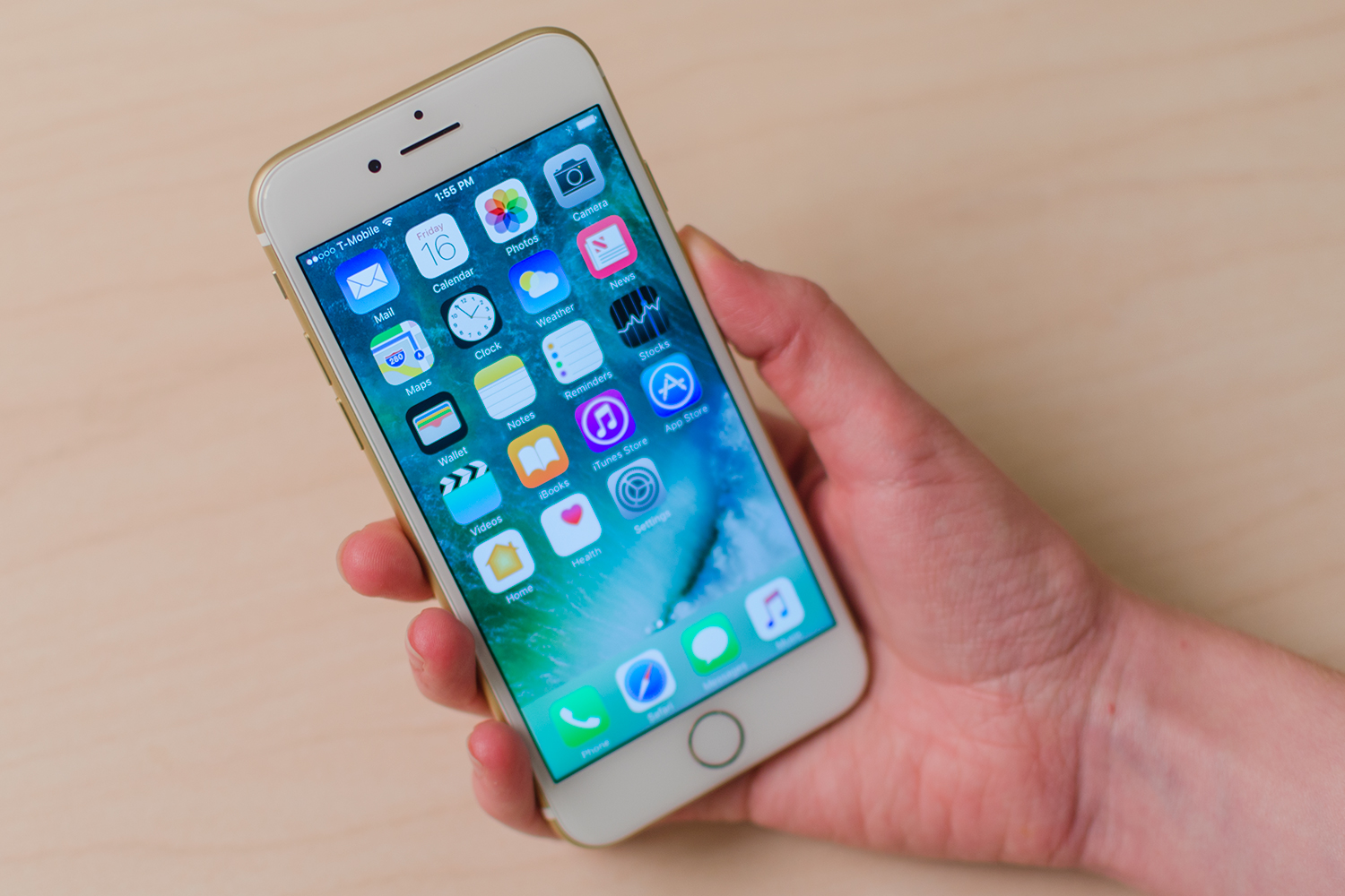Onaangeroerd pk Lijm Apple iPhone 7 Review: Is It A Good Idea to Buy the Current iPhone? |  Digital Trends