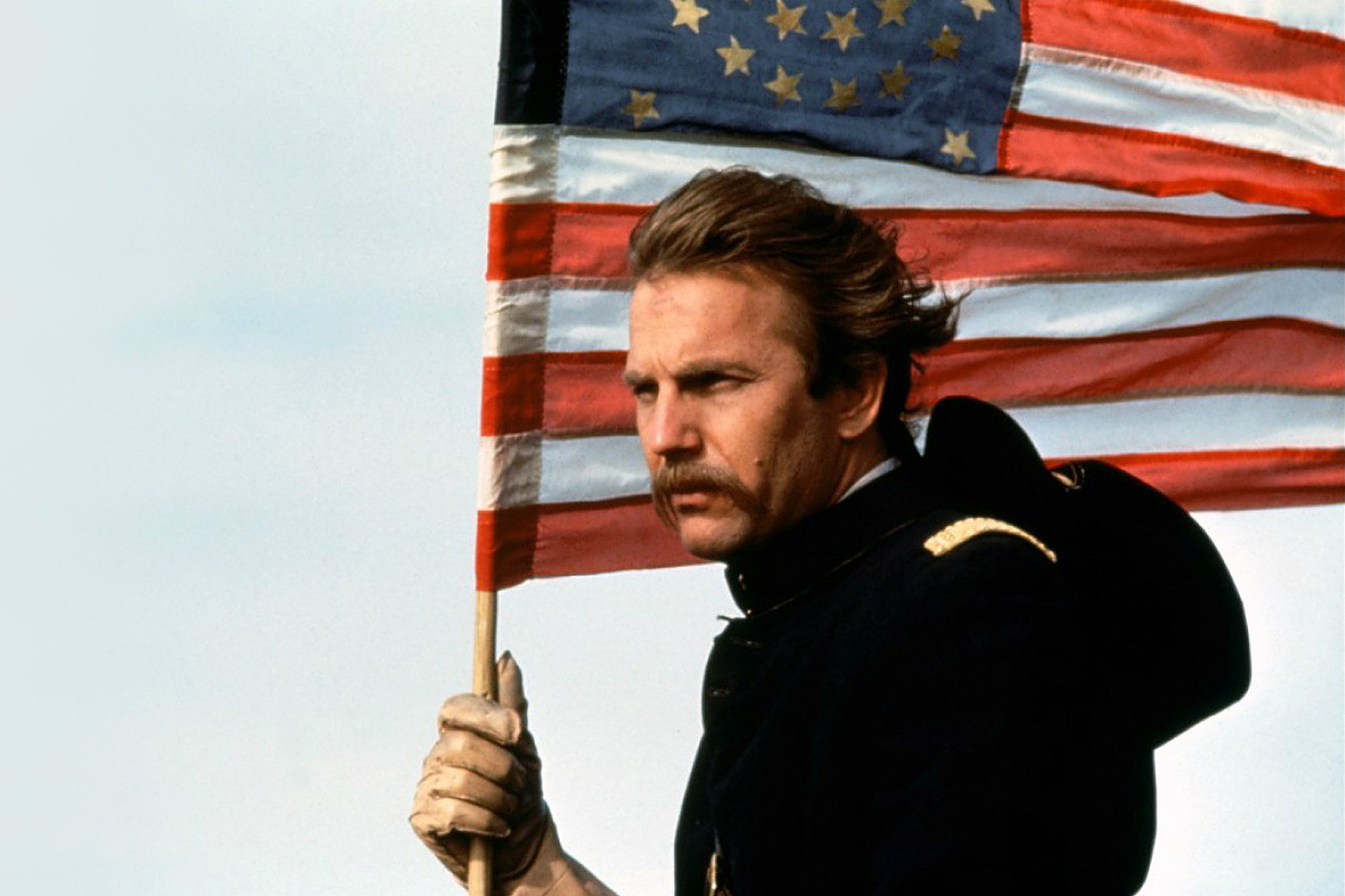 Kevin Costner segurando uma bandeira em Dança com Lobos.