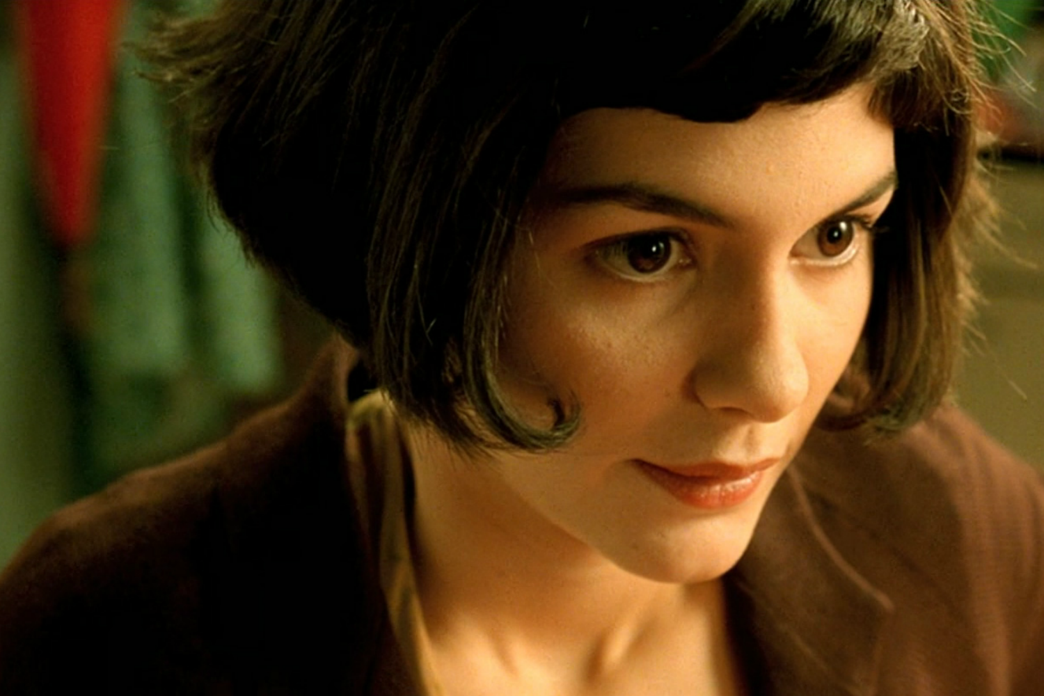 Audrey Tautou regarde quelque chose hors champ dans Amélie.