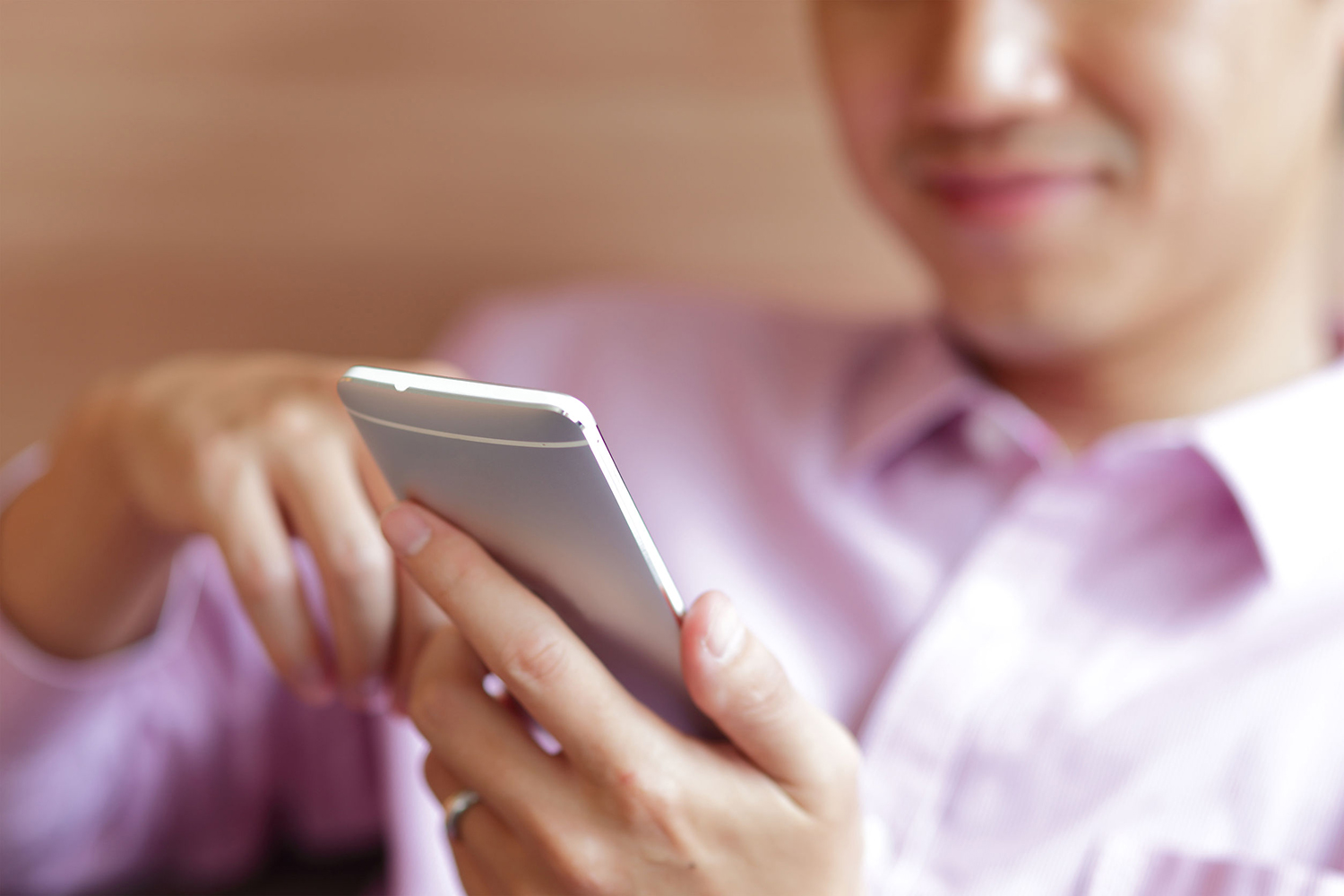 Un homme regarde sur son téléphone.