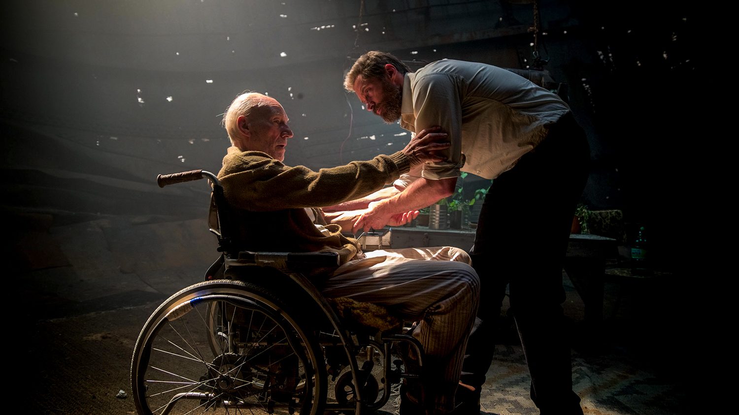 Logan und Charles Xavier halten sich in Logan (2017) fest.