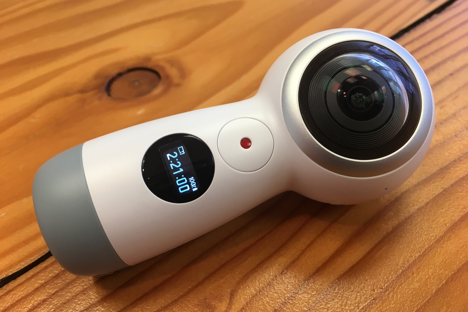 Samsung S New Gear 360 Camera Live Streams 360 Degree Videos To Facebook Youtube Digital Trends