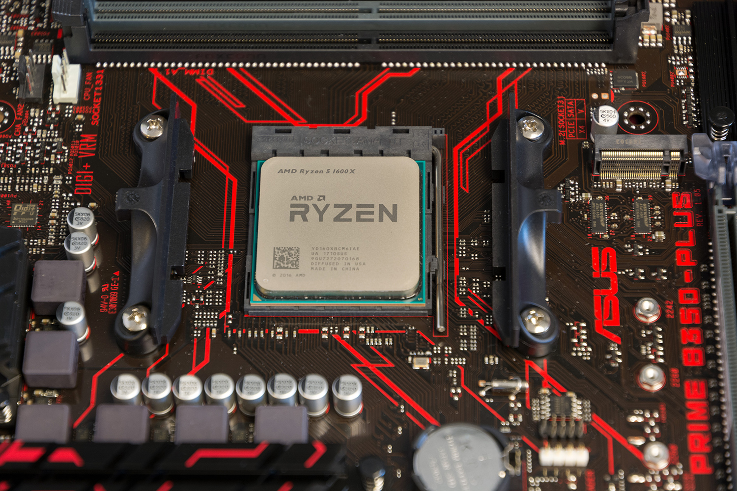 Ryzen 5 1600x. АМД процессор в материнке. Материнская плата с процессором АМД. AMD Ryzen 5 в материнке.