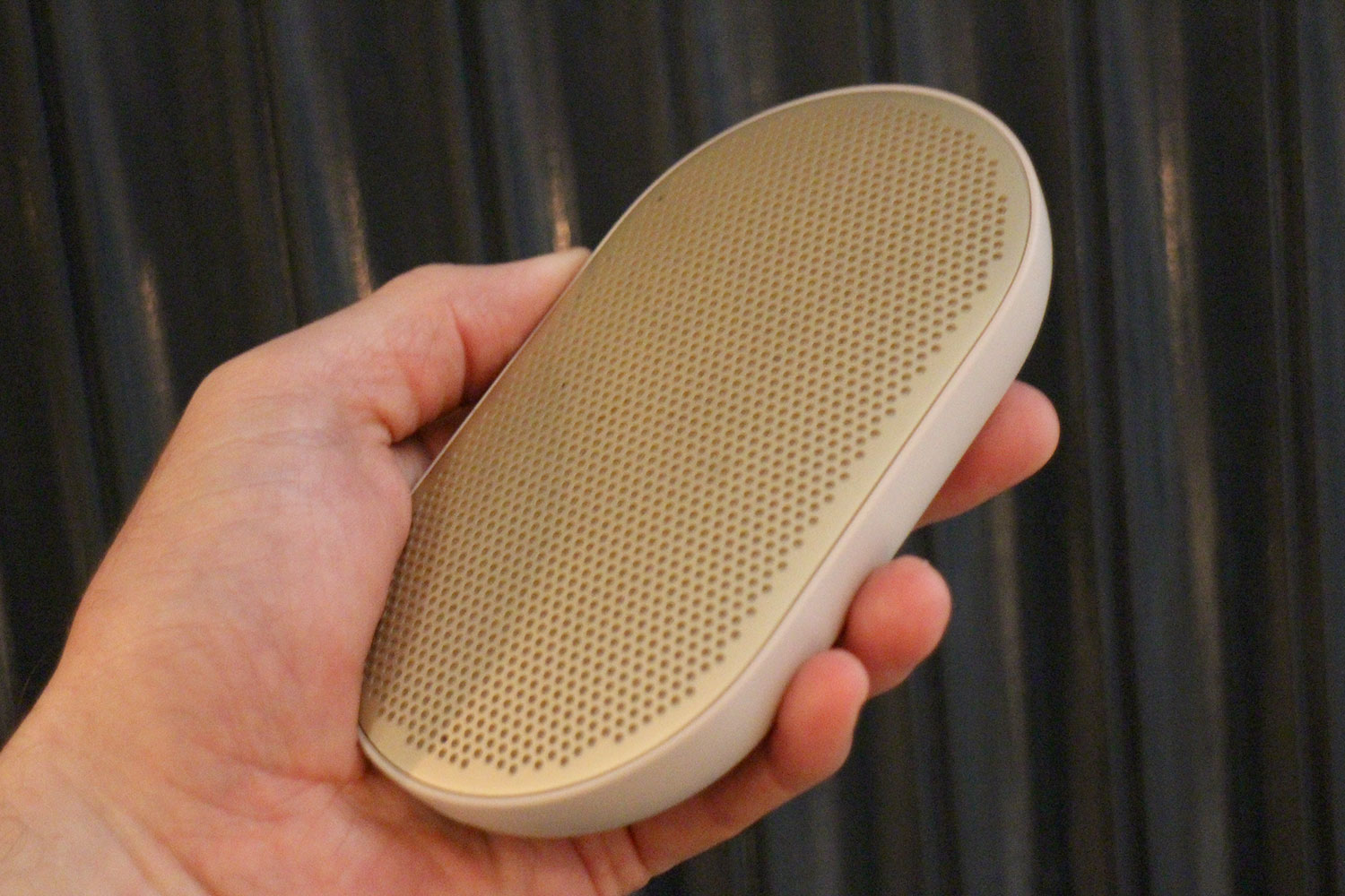 beoplay p2 sand stone