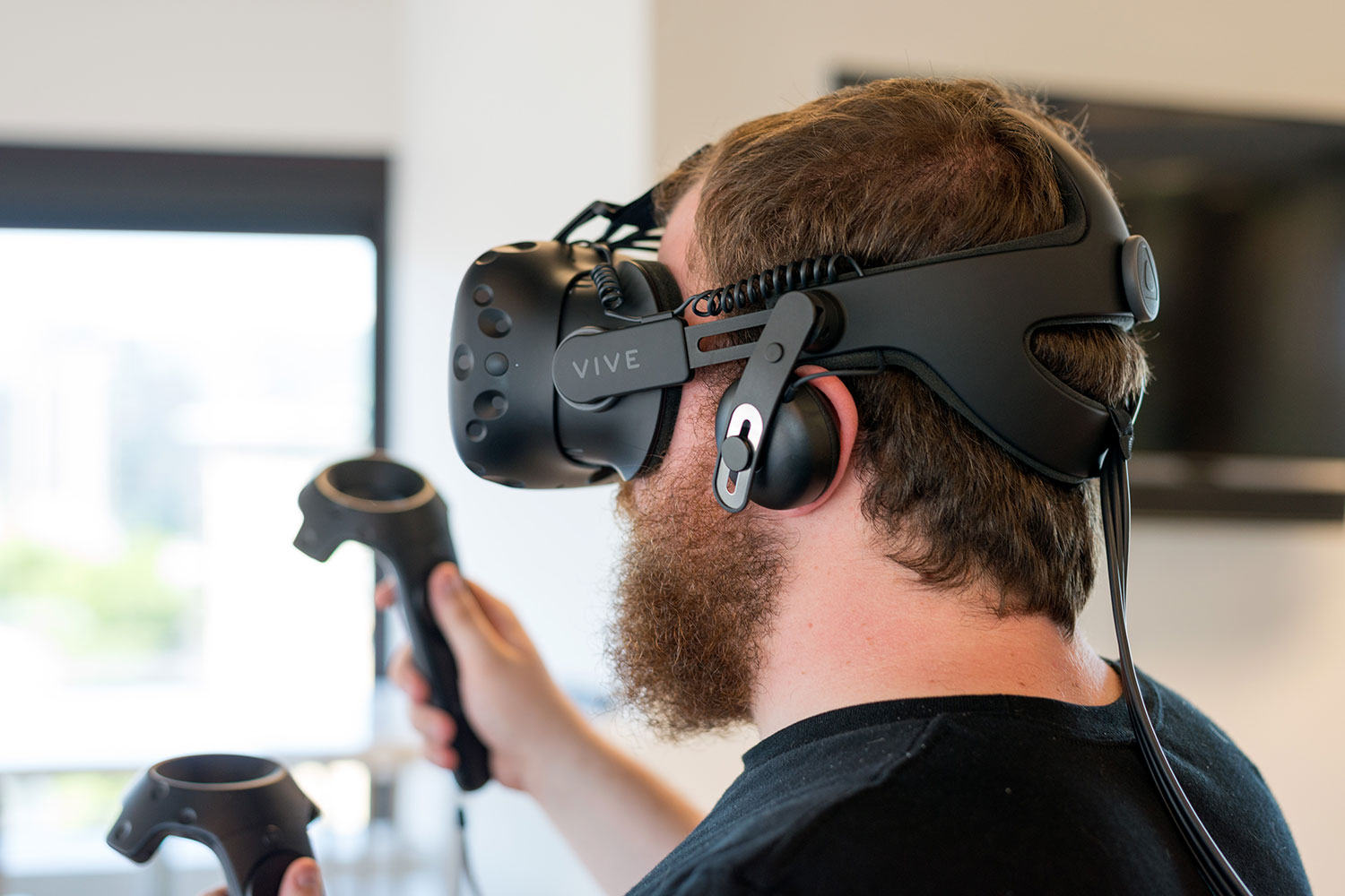 Oculus Rift vs. HTC Vive: Which VR headset should you buy? - CNET