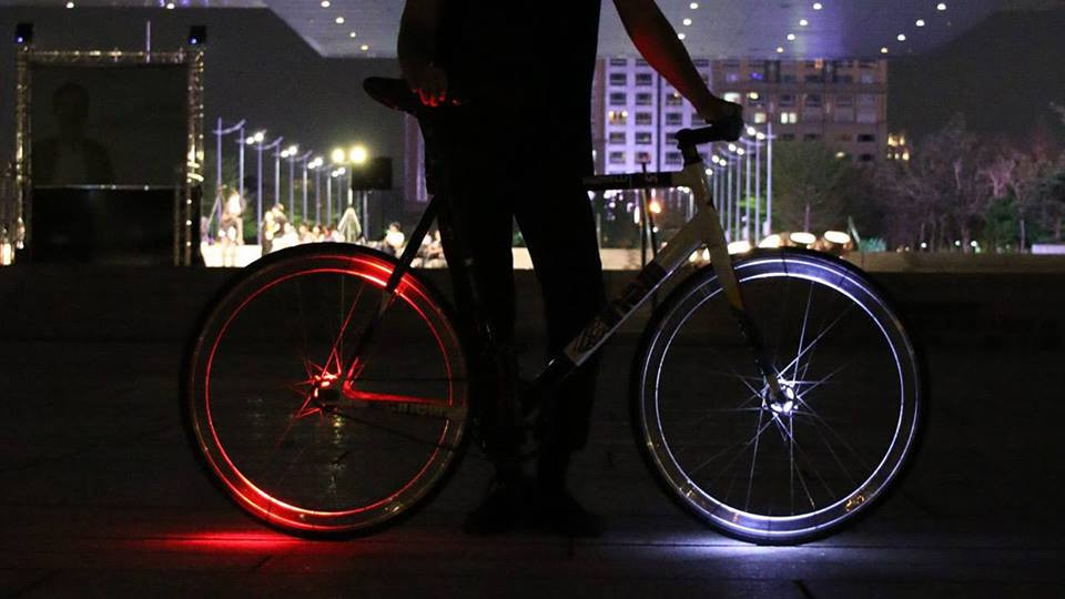 Keep Bicycles Brightly Lit Up at Night with the Wheely Bike Light ...