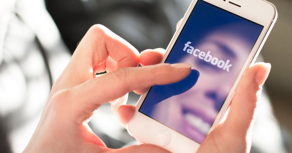 Web Or Mobile? Facebook Tests A New Chat Feature That Shows Where Friends  Are Online