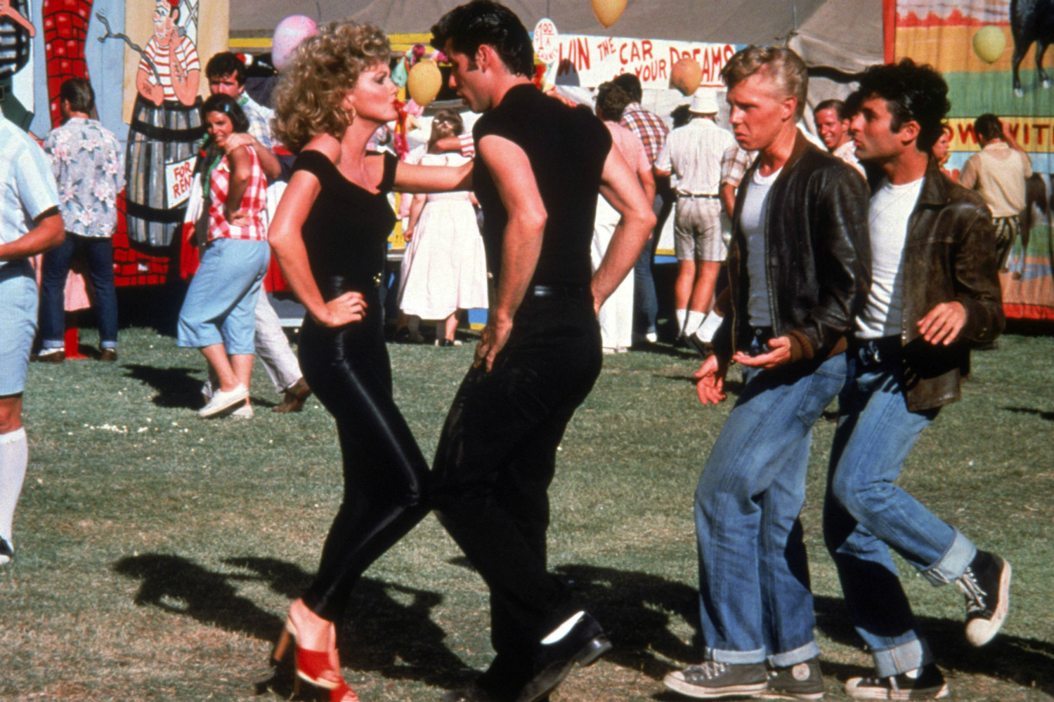 Danny y Sandy bailan en el campo en Grease.