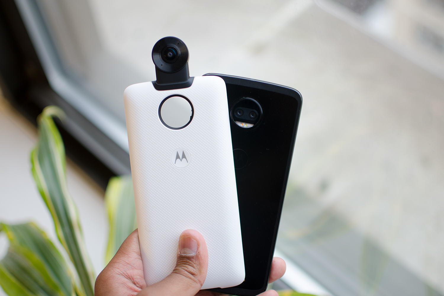 Take pictures with the Moto 360 Camera