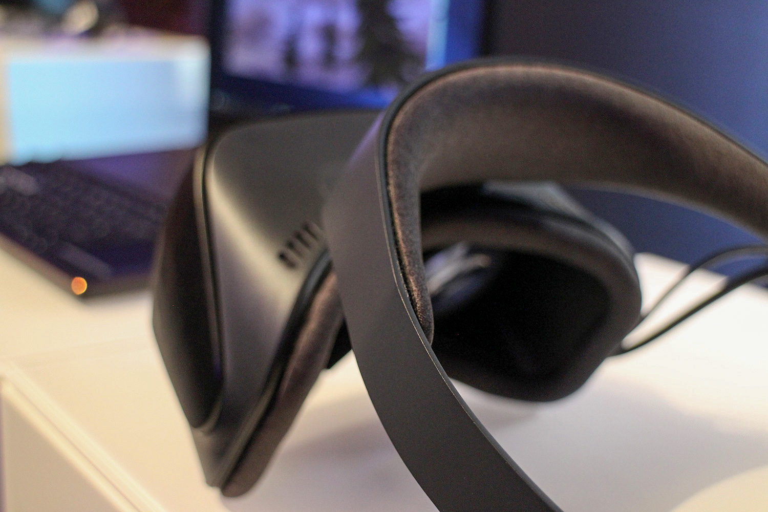 Asus Shows Off Windows Mixed Reality Headset at IFA 2017 | Digital Trends