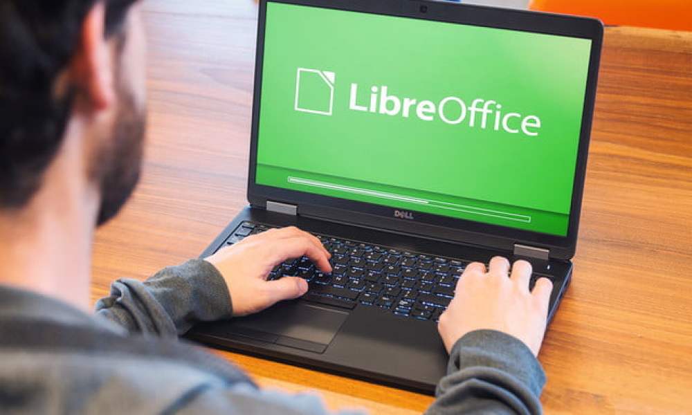 Person using Libreoffice on laptop.