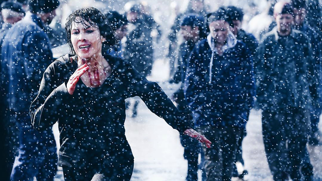 Une femme au visage ensanglanté court dans la neige.