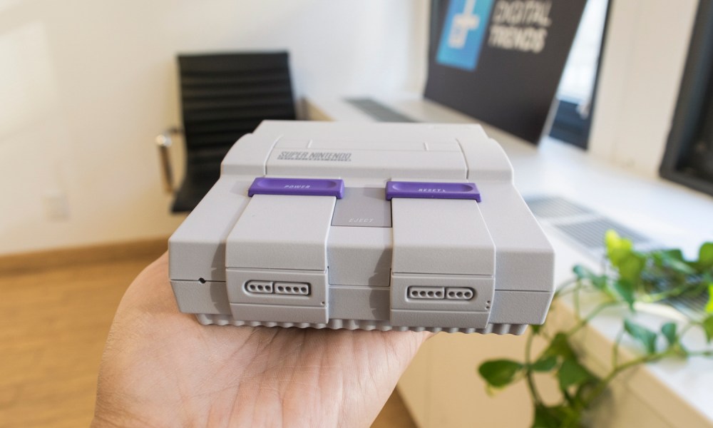 Holding the SNES Classic Edition in our hand