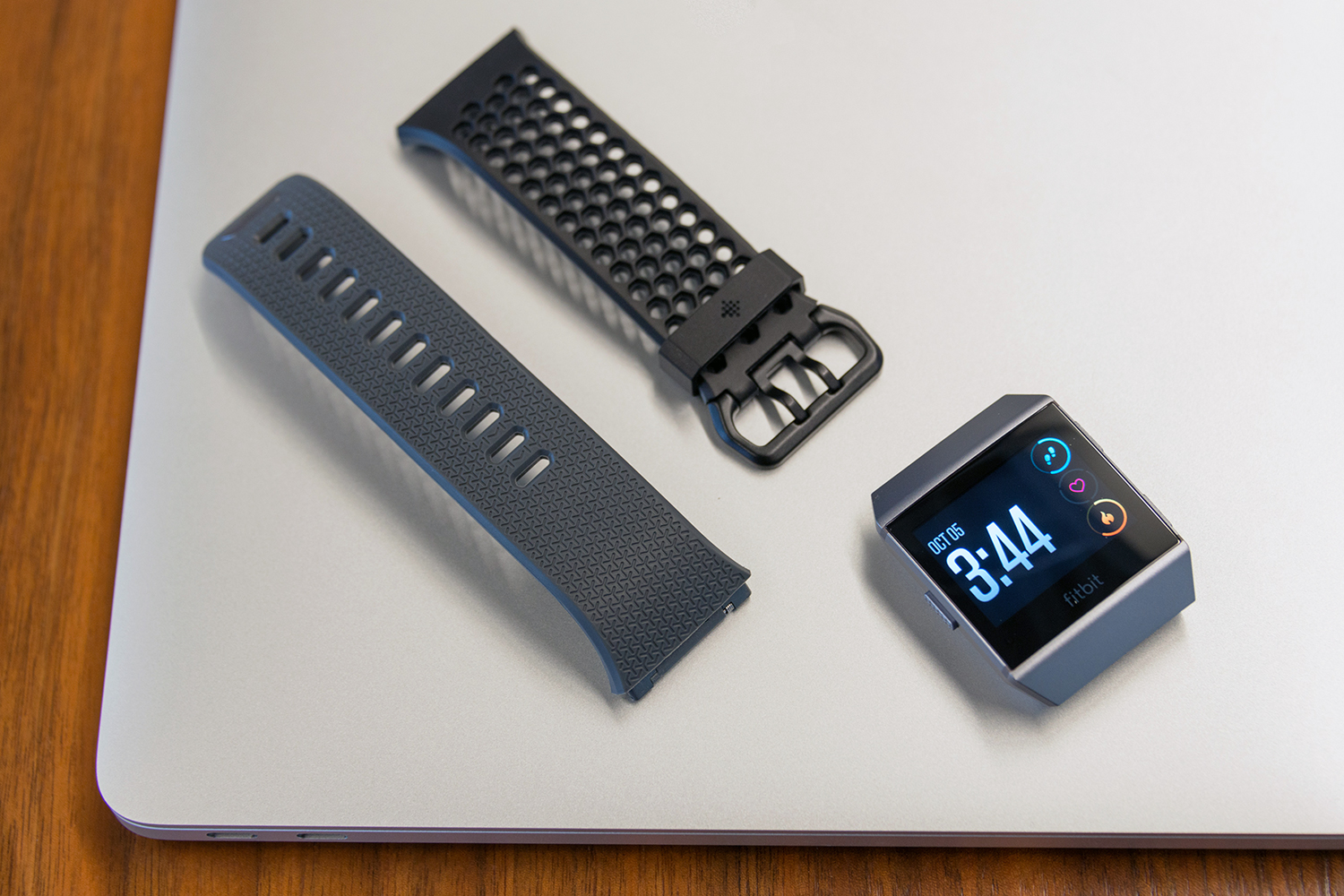 Fitbit ionic vs discount apple watch 3