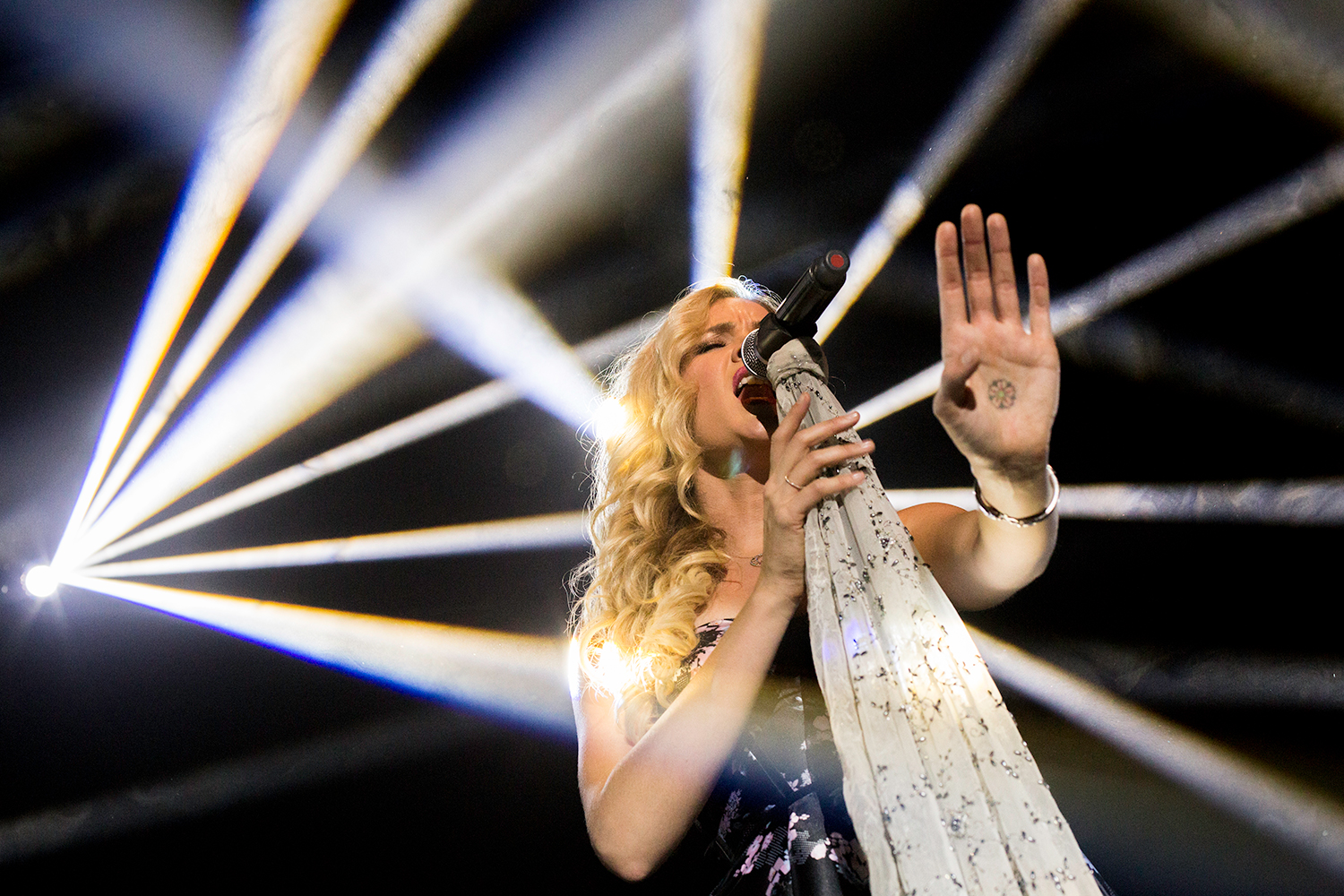 British Chanteuse Joss Stone Lends Her Worldly Embrace To Project Mama   Joss Stone Light Pattern 2 