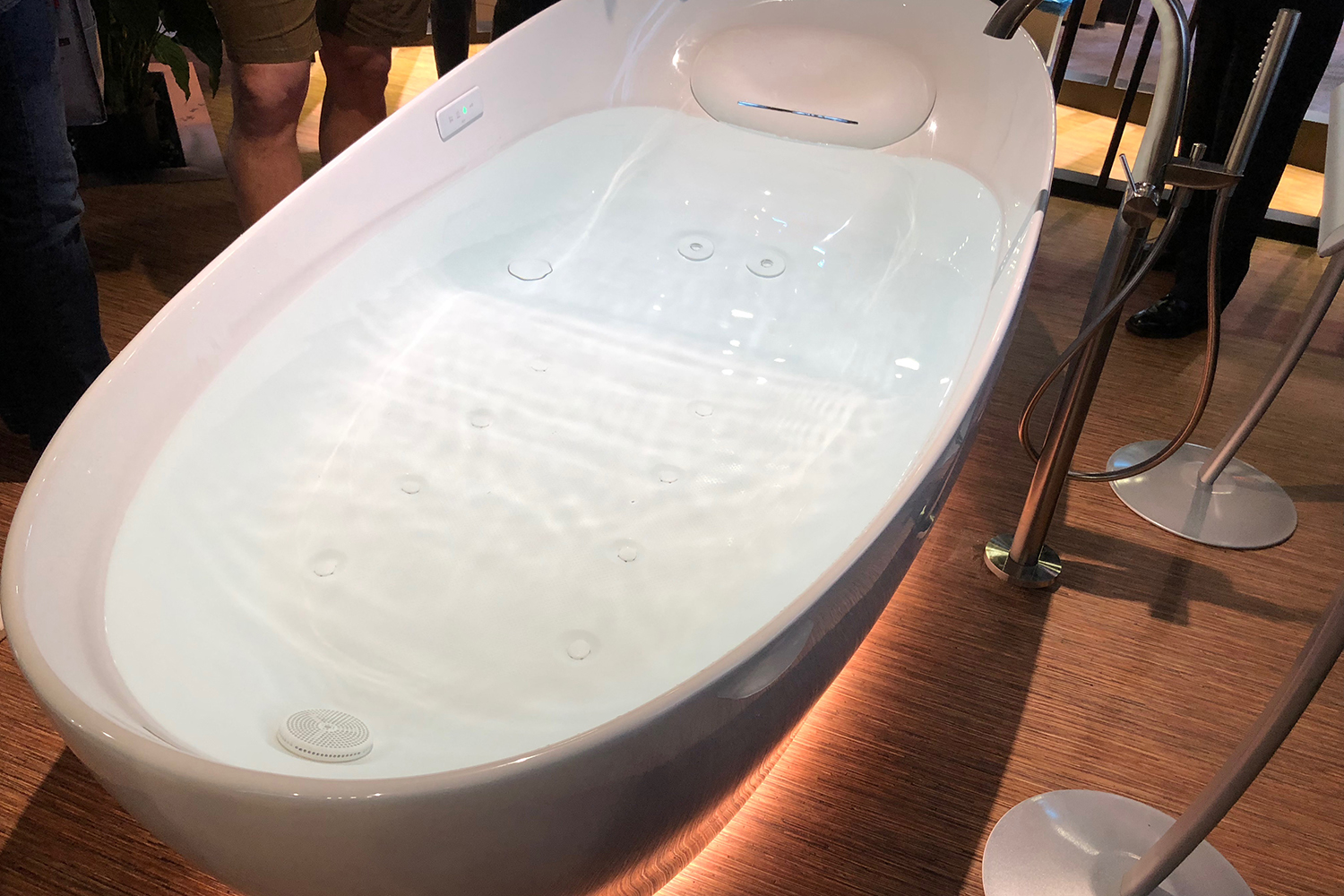 The Toto Flotation Tub Makes You Feel Like You’re Floating In Space ...