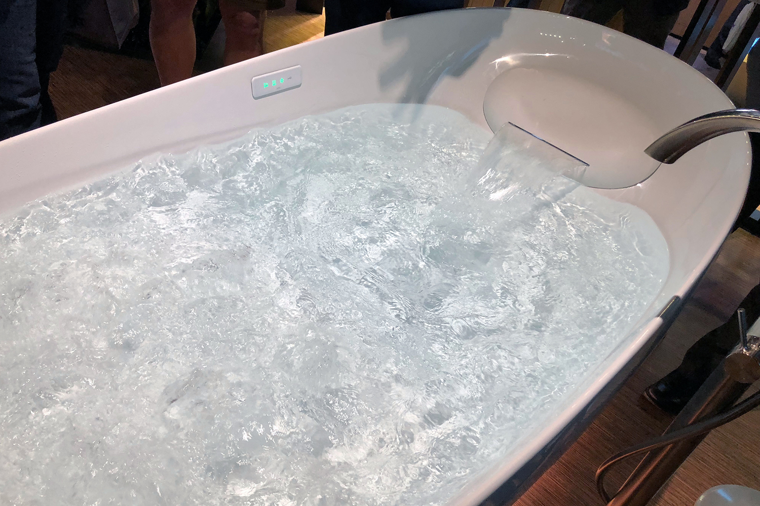 The Toto Flotation Tub Makes You Feel Like You’re Floating In Space ...